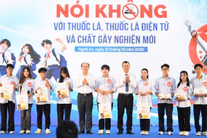 Đại diện lãnh đạo Sở GD&ĐT Nghệ An, Báo Tiền phong trao quà cho học sinh tham gia giao lưu tại diễn đàn. 