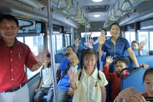 Xã Quỳnh Tam (Nghệ An) tổ chức xe đưa đón học sinh thôn Tiến Sơn đến trường cả buổi sáng và buổi chiều mỗi ngày. Ảnh: Hồ Lài