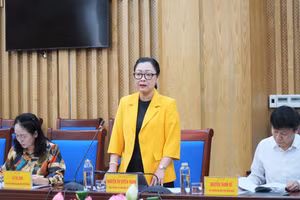 Thứ trưởng Bộ GD&ĐT Nguyễn Thị Quyên Thanh chủ trì buổi làm việc với tỉnh Nghệ An. Ảnh: Hồ Lài