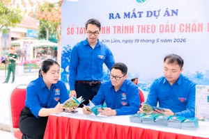 Mô hình Sổ tay “Hành trình theo dấu chân Người” của Đoàn Ủy ban nhân dân tỉnh Nghệ An.