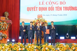 Thứ trưởng Bộ GD&ĐT Lê Quân trao quyết định đổi tên Trường Đại học Công nghệ Kỹ thuật Vinh (Nghệ An). Ảnh: Hồ Lài