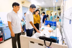 Lãnh đạo Sở GD&ĐT Nghệ An thăm cô giáo gặp tai nạn khi xả thân cứu trẻ