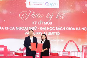Ông Jerry Yiu, Nhà sáng lập kiêm CEO Quippy AI Limited (trái) và bà Trịnh Thị Ánh Hằng, Trưởng khoa Ngoại ngữ - Đại học Bách khoa Hà Nội ký kết biên bản ghi nhớ hợp tác.