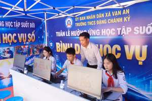 Thầy trò Trường THCS Đặng Chánh Kỷ (xã Vạn An, Nghệ An). Ảnh: Hồ Lài