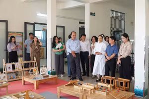 Đoàn công tác ngành Giáo dục Nghệ An đến thăm cơ sở giáo dục mầm non độc lập Linh Ân (xã Quỳnh Anh, Nghệ An). Ảnh: Hồ Lài
