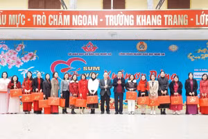Ngành giáo dục Nghệ An trao quà tết sum vầy cho nhân viên các trường học có hoàn cảnh khó khăn. Ảnh: Hồ Lài