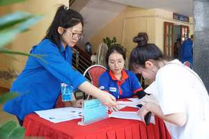 Học sinh các huyện đến dự thi vào Trường Phổ thông DTNT-THPT tỉnh Nghệ An năm 2024. Ảnh: Hồ Lài
