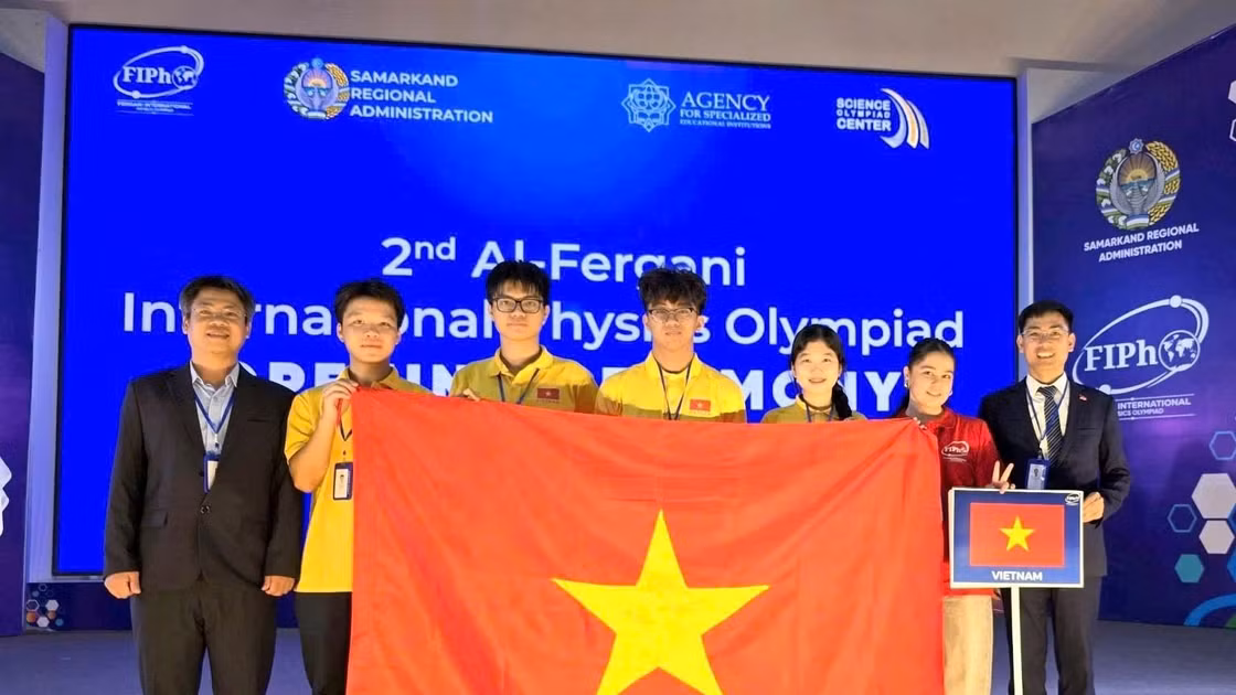 Đoàn học sinh Việt Nam tại FiPhO 2026 (Từ trái qua phải: PGS.TS Phạm Văn Hải, em Trương Bá Chí Thành, em Lê Bá Tuấn Việt, em Tăng Hạo Nhiên, em Lê Hồng Nhân, tình nguyện viên và PGS.TS Nguyễn Công Toản).