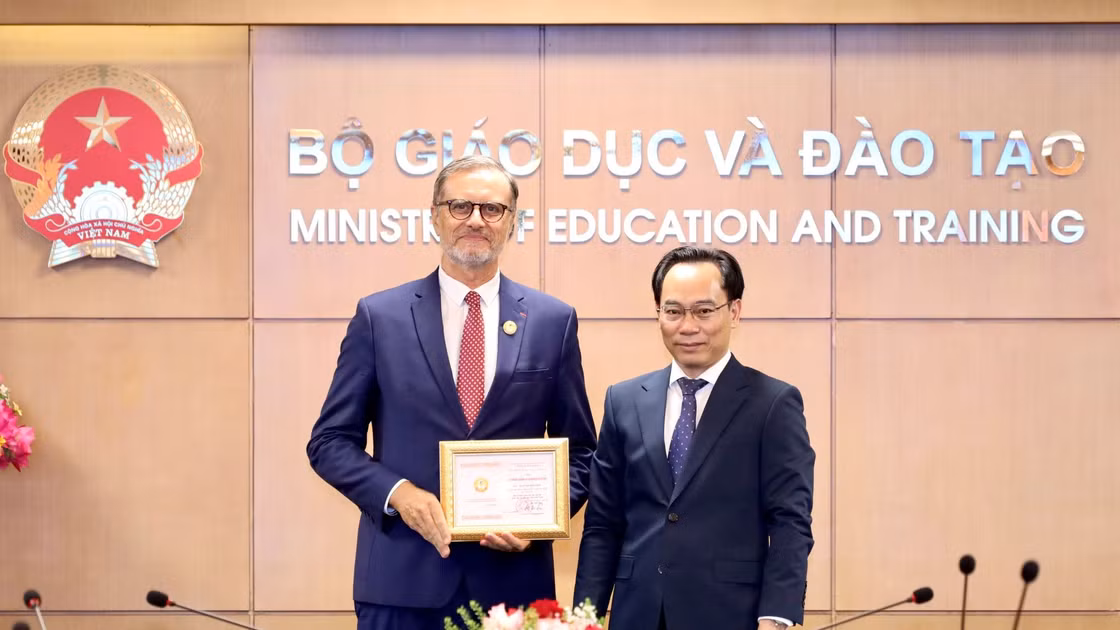 Bộ trưởng Hoàng Minh Sơn trao Kỷ niệm chương cho Đại sứ Olivier Brochet.