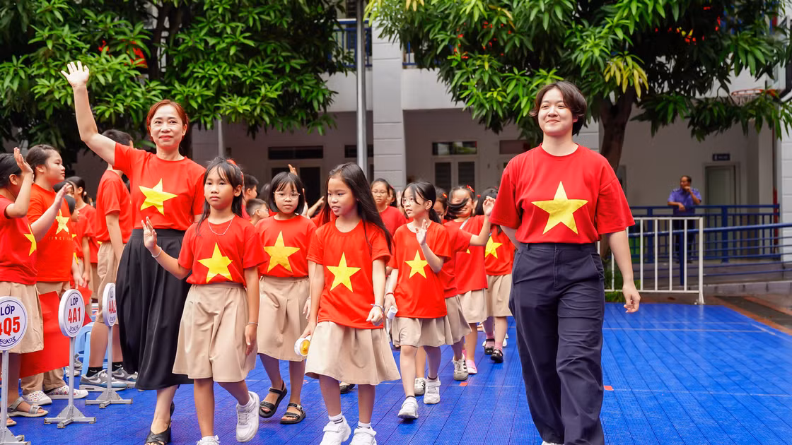 Cô trò Hệ thống giáo dục Lý Thái Tổ (Hà Nội).