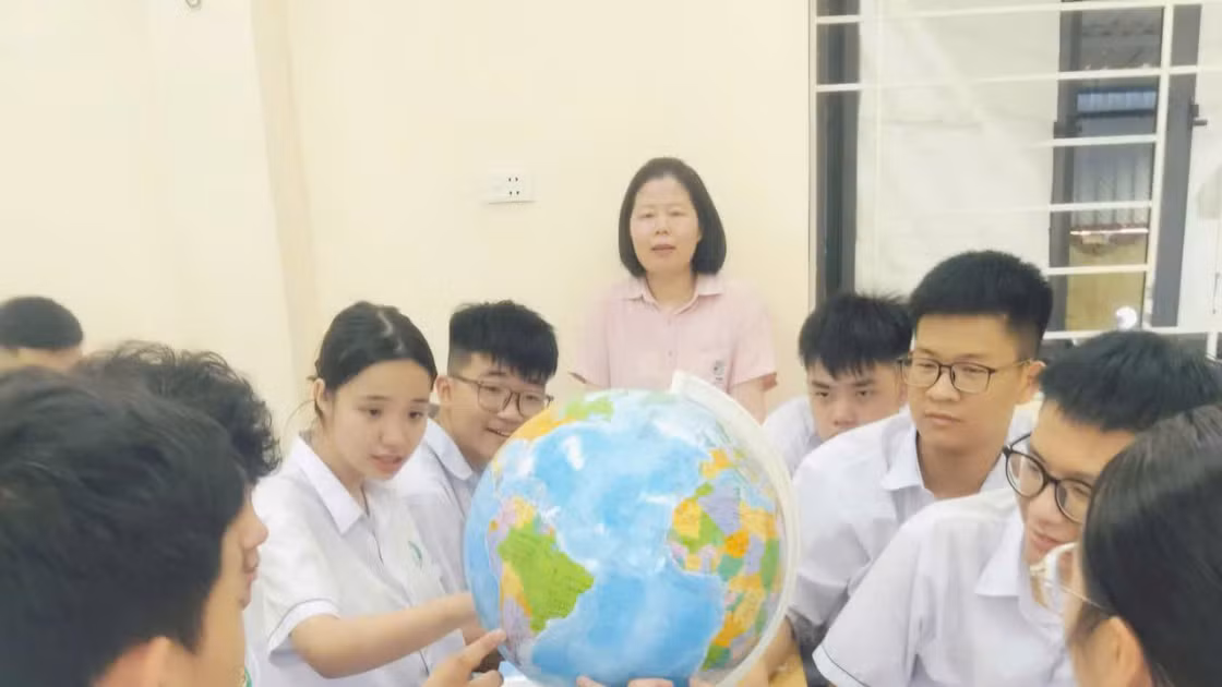 Cô Lại Thị Liêm và học trò trong giờ Địa lí.