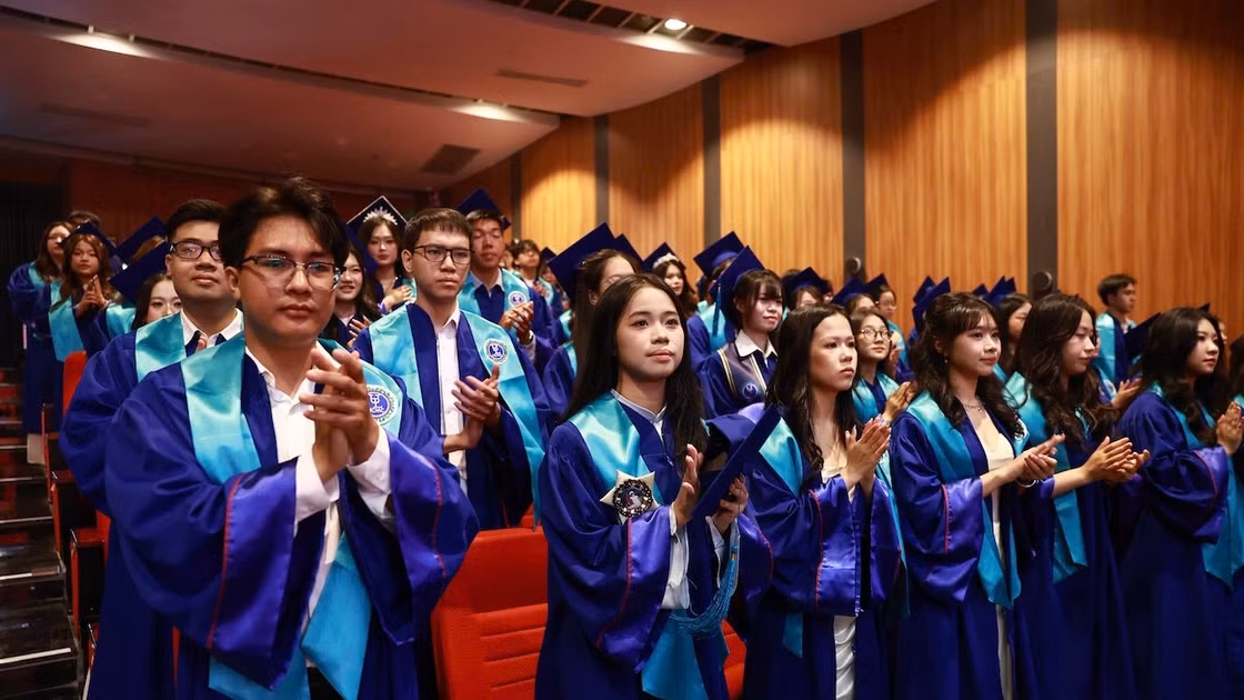 Tân cử nhân tại lễ vinh danh tân khoa 2026 của Trường Đại học Luật TPHCM, tháng 8/2026. Ảnh: ULAW.