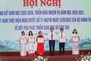 Ông Dương Xuân Huyên Phó Chủ tịch Thường trực HĐND tỉnh Lạng Sơn trao bằng khen cho các tập thể, cá nhân.