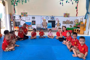 Cô và trò Trường mầm non Tân Kỳ hân hoan trong ngày tựu trường.