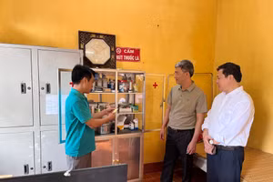 Hiệu trưởng trường THPT Phú Bình kiểm tra phòng y tế của nhà trường.