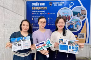 Giảng viên khoa Quốc tế Đại học Thái Nguyên tại ngày hội Tư vấn Tuyển sinh giới thiệu việc làm và kết nối cung cầu thị trường lao động tỉnh Thái Nguyên năm 2025.