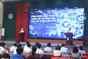 Đại diện Trường Công nghệ Thông tin và Truyền thông chia sẻ tại chương trình.