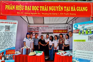 Phân hiệu Đại học Thái Nguyên tại Hà Giang tham gia Hội chợ kết nối cung cầu, tư vấn hướng nghiệp gắn với ngày hội chuyển đổi số tại xã Phú Linh, tỉnh Tuyên Quang.