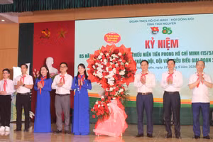 Lãnh đạo tỉnh Thái Nguyên tặng hoa chúc mừng.