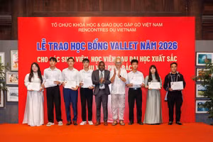 Sinh viên Lồ A Dê (Ngoài cùng bên phải) vinh dự nhận học bổng Vallet năm 2026.