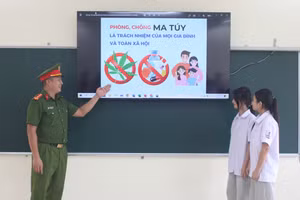 Lực lượng Công an phường Tích Lương hướng dẫn học sinh cách chủ động từ chối khi bị rủ rê, lôi kéo sử dụng các chất không rõ nguồn gốc.