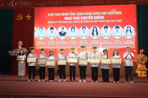 Tuyên dương học sinh đạt giải học sinh giỏi cấp quốc gia.