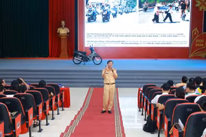 Báo cáo viên phòng Cảnh sát giao thông Công an tỉnh Thái Nguyên tuyên truyền tại Hội nghị.