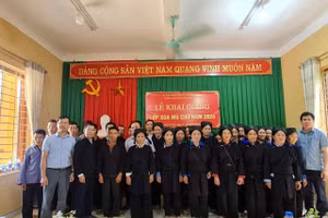Thắp niềm tin từ lớp học xóa mù chữ.