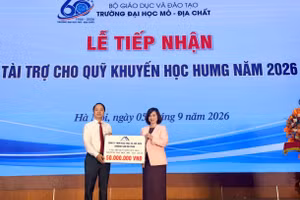 Đại diện Núi Pháo trao kinh phí tài trợ 50 triệu đồng cho Quỹ Khuyến học Trường Đại học Mỏ - Địa chất, tiếp sức cho các tài năng trẻ.