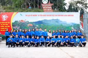 Đoàn thanh niên trường Đại học Y - Dược sinh hoạt chuyên đề tại Khu Di tích lịch sử Quốc gia đặc biệt ATK Định Hoá.