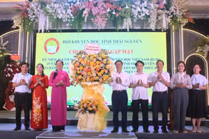 UB MTTQ Việt Nam tỉnh Thái Nguyên tặng hoa chúc mừng.