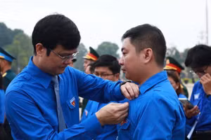Thầy Vũ Hoài Sơn (bên phải ảnh) nhận huy hiệu Thanh niên tiên tiến làm theo lời Bác.