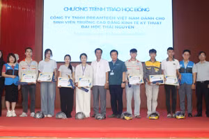 Đại diện doanh nghiệp trao học bổng cho sinh viên.