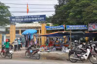 Ngang nhiên chiếm cổng trường làm chợ, bãi đỗ xe ảnh 2 Ngang nhiên chiếm cổng trường làm chợ, bãi đỗ xe ảnh 2