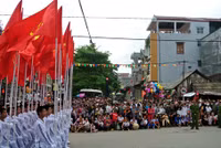 Các đoàn diễu hành từ đường phố tiến vào sân vận động.