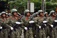 Các đoàn diễu hành từ đường phố tiến vào sân vận động.&nbsp;