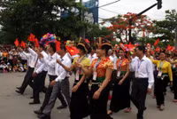 Các đoàn diễu hành từ đường phố tiến vào sân vận động.&nbsp;
