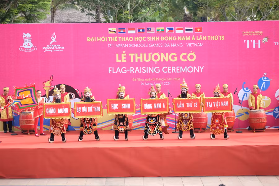 Tiết mục chào mừng của các diễn viên đến từ Nhà hát Tuồng Nguyễn Hiển Dĩnh. Tiết mục chào mừng của các diễn viên đến từ Nhà hát Tuồng Nguyễn Hiển Dĩnh.