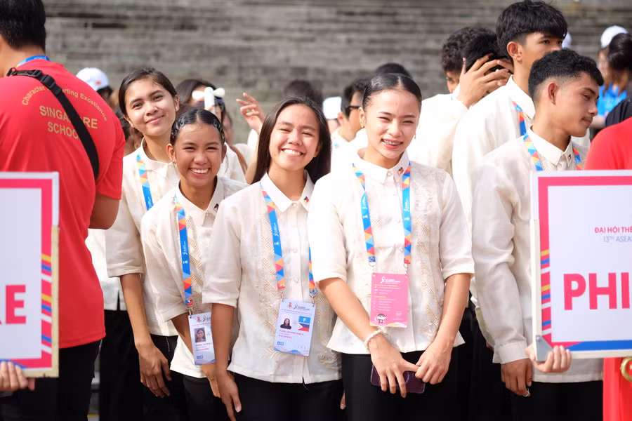 Các vận động viên đoàn Philippines tươi cười. Các vận động viên đoàn Philippines tươi cười.