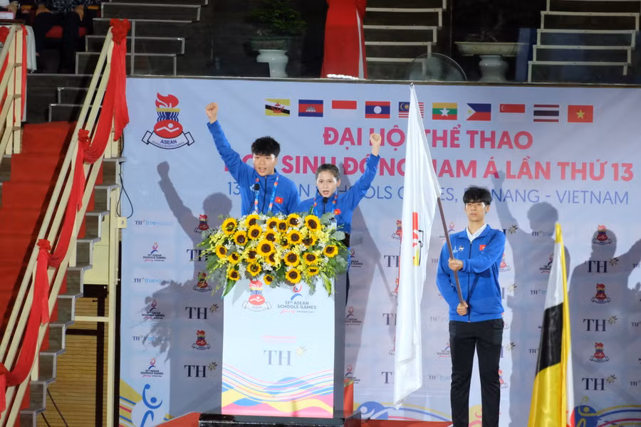 Các vận động viên tuyên thệ tại Đại hội. Các vận động viên tuyên thệ tại Đại hội.
