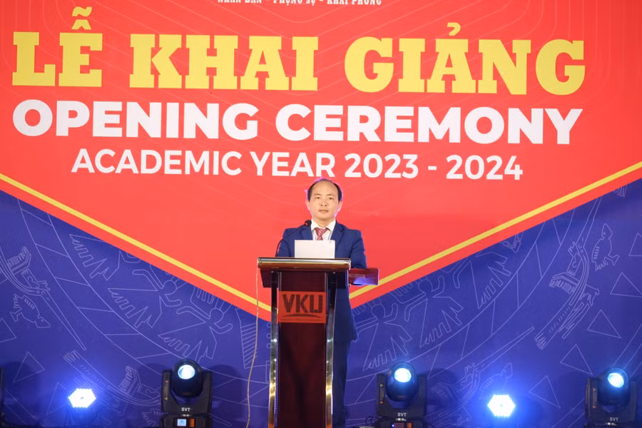 PGS.TS Huỳnh Công Pháp - Hiệu trưởng Trường VKU khai giảng năm học mới. (Ảnh: Hoàng Vinh)