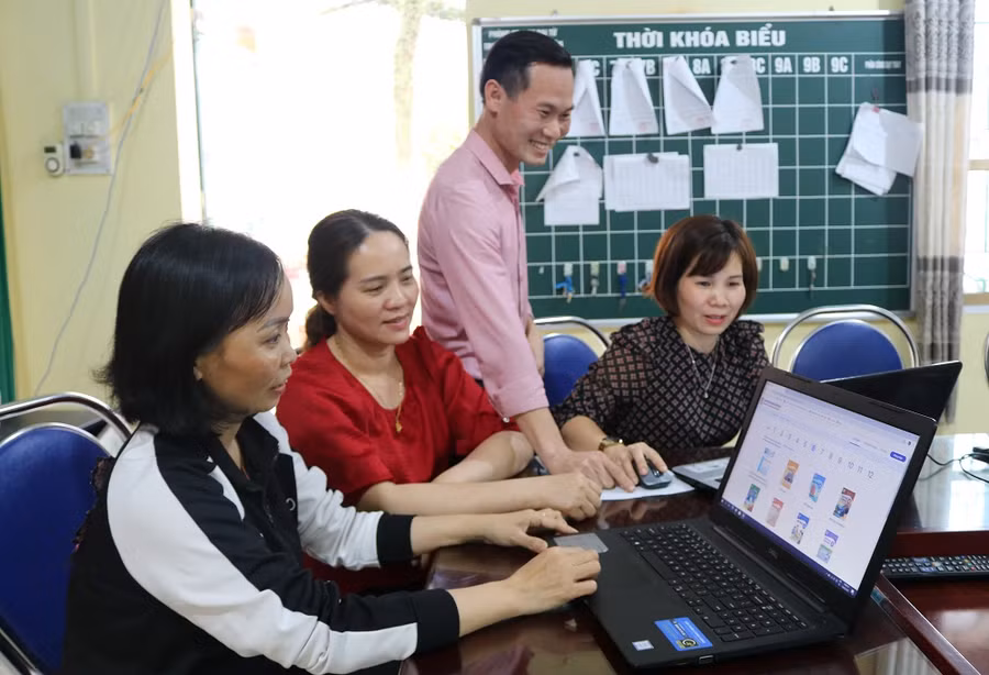 Giáo viên trường THCS Bình Thuận (huyện Đại Từ) trong một buổi trao đổi chuyên môn.