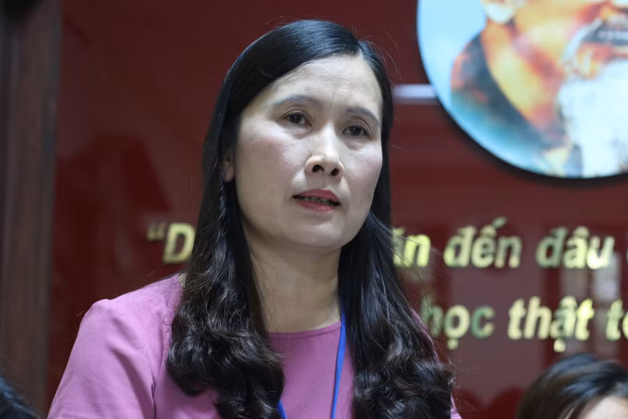 Hiệu trưởng Phan Kim Anh trả lời các cơ quan báo chí
