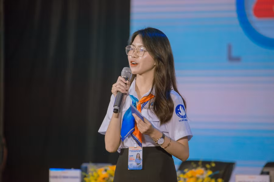 Châu Anh trình bày tham luận tại Đại hội đại biểu Hội Sinh viên Việt Nam TPHCM lần thứ VII, nhiệm kỳ 2023 - 2028. (Ảnh: NVCC)