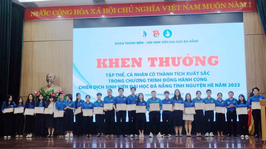 Khen thưởng cho các sinh viên có thành tích xuất sắc trong công tác tình nguyện hè. (Ảnh: Hoàng Vinh)
