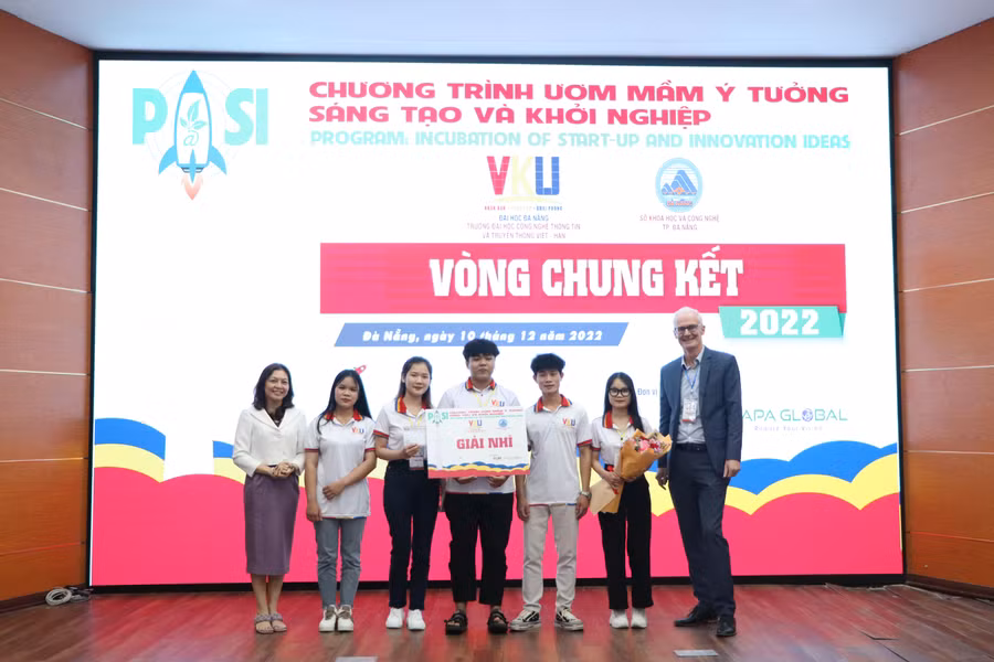 Ban tổ chức trao giải cho các đội dự thi.
