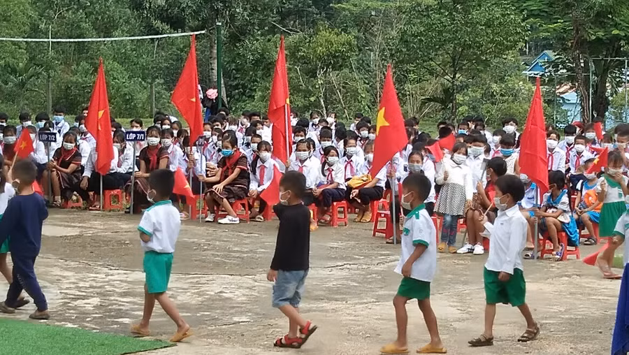 Đón các em học sinh lớp 1 vào trường.