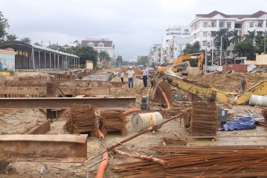 Theo ông Huy, thi công các hầm trải qua 3 giai đoạn là đào đất, đáy và đổ bê tông, sau đó chuyển qua công đoạn mài giũa và sơn. Hiện, các nhà thầu đang tiến hành thi công bê tông đợt 1, cố gắng đẩy nhanh thi công bê tông hầm đợt 2 trước 31/12.