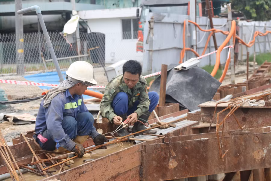 Theo ghi nhận, tại các đốt hầm dưới chân cầu vượt đường 2 tháng 9, công nhân tất bật hàn thép, làm sạch bề mặt vật liệu, chuẩn bị cho công đoạn đổ bê tông phần thân hầm, nóc hầm trong vài ngày tới.