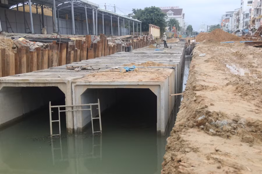 “Hiện Ban QLDA liên tục đốc thúc tiến độ thi công, tốt nhất là hoàn thành hạng mục hầm trước 31/12/2021, còn phần hoàn thiện về hệ thống giao thông thoát nước, đường dẫn cố gắng hoàn thành trước tết âm lịch”, ông Huy chia sẻ.